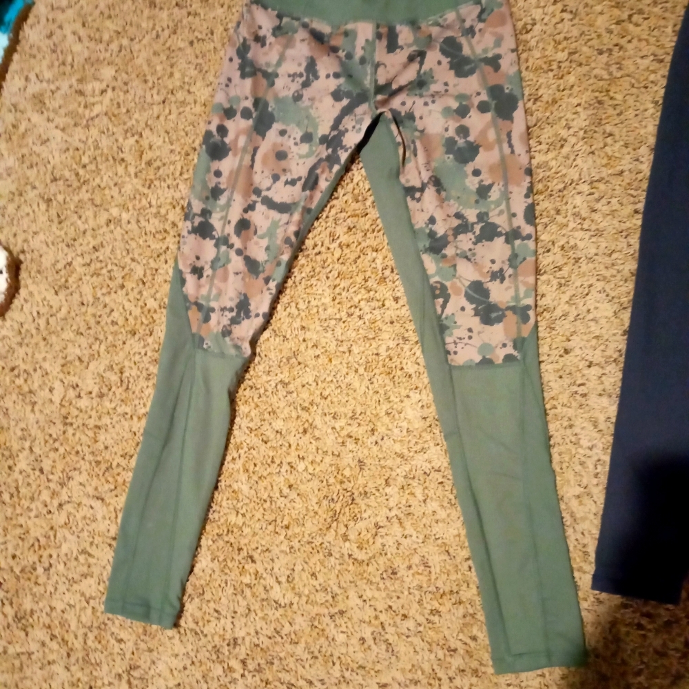 Born primitive med legginhs